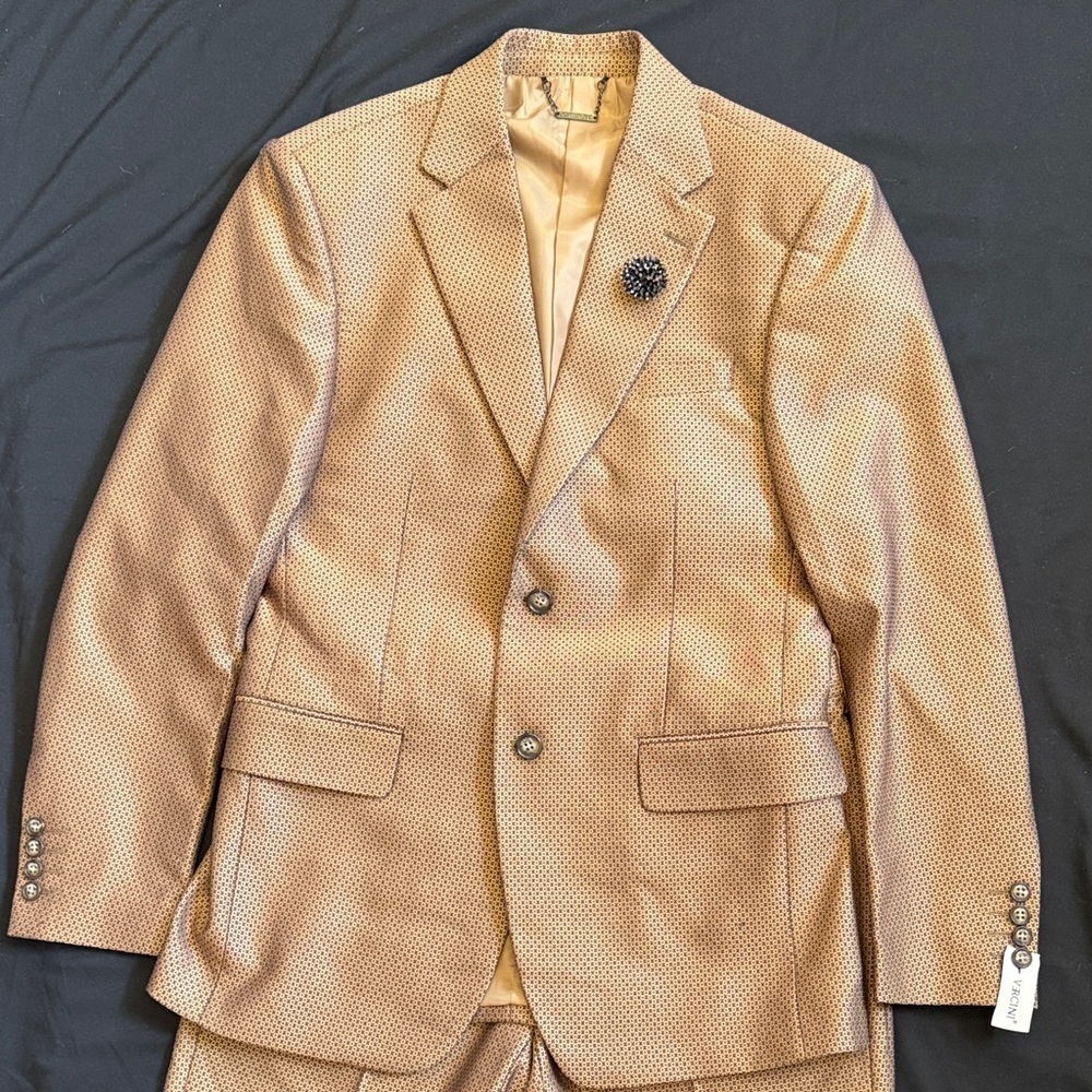 Elegant vintage Tan pattered Men's Suit two piece with brooch
